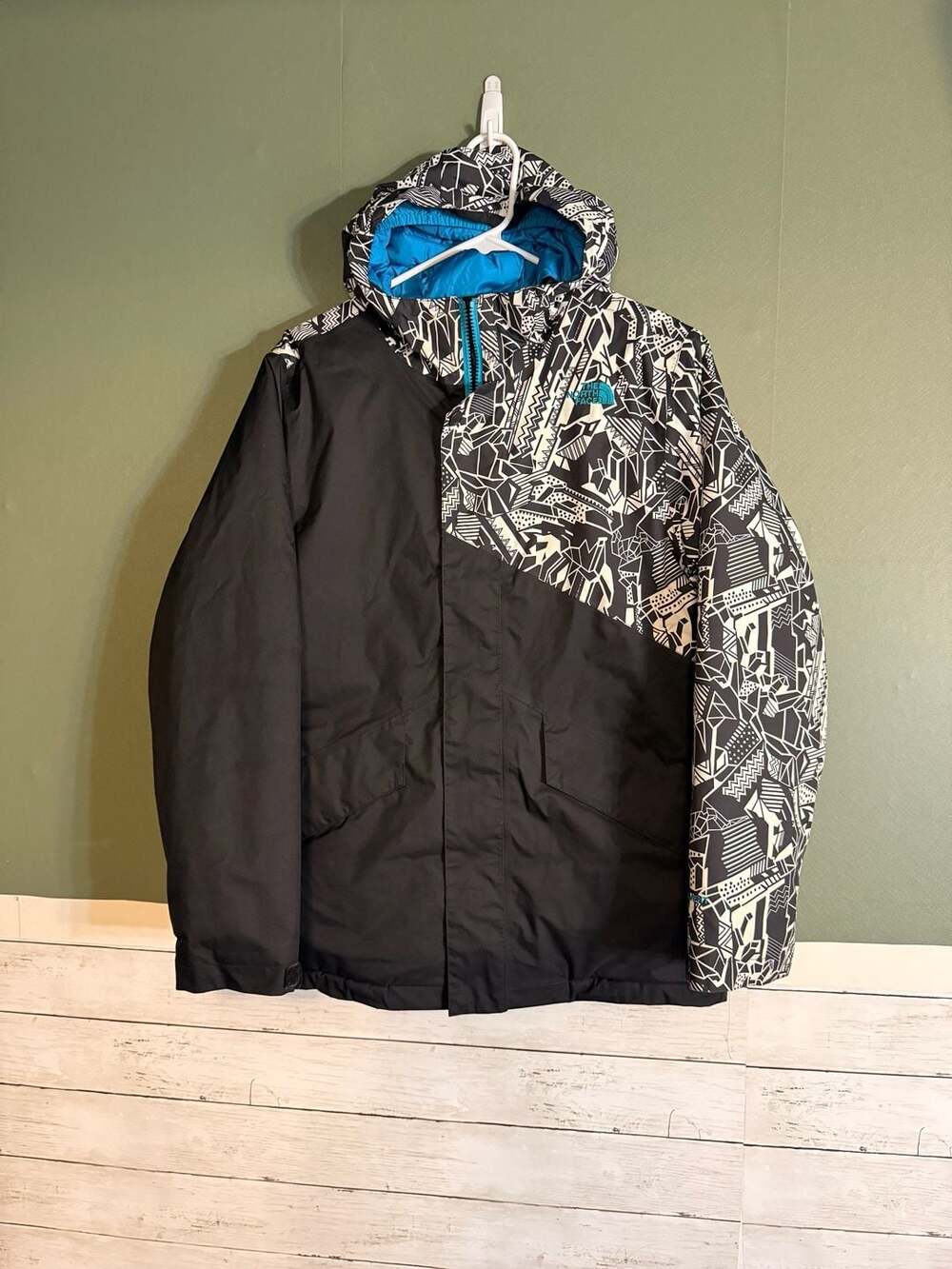 The North Face Darten Insulated Winter Jacket Boys XL 18/20 Black Geometric AOP